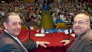 <b>GRAN CITA. </b>El presidente del Xerez, Joaquín Bilbao, con Alfredo Relaño durante la charla.