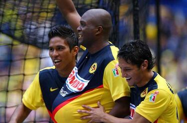 10 jugadores de Chivas y América que anotaron en su primer Clásico Nacional