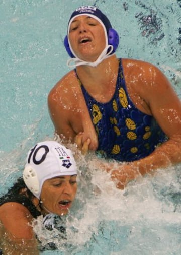 Alexandra Araujo lucha con Tatyana Gubina en los Juegos Olímpicos de Atenas 2004 en el partido de waterpolo femenino Italia-Kazajistán. descuido