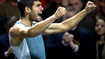 Carlos Alcaraz celebra su victoria contra Alex de Miñaur en la final de Róterdam.