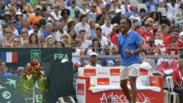 Yannick Noah celebra un punto durante la eliminatoria de Copa Davis entre Francia y Canad&aacute;.