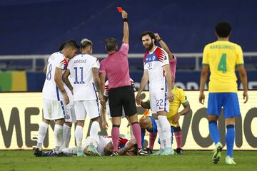 Por fortuna, Eugenio Mena pudo continuar en el terreno de juego tras la revisión médica y completó de esta manera los 90 minutos.