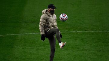 Atletico Madrid's Argentine coach Diego Simeone attends a training session at the Wanda Metropolitano stadium in Madrid on November 30, 2020 on the eve of the UEFA Champions League group A football match between Atletico Madrid and Bayern Munich. (Photo b