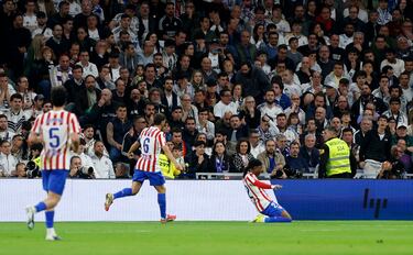 Lookman celebra su gol mientras el Bernabéu asimila el 0-1, un tanto que cambia el rumbo del derbi y permite al Atlético marcharse al descanso por delante.