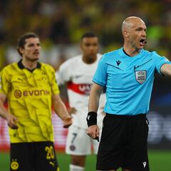 Soccer Football - Champions League - Semi Final - First Leg - Borussia Dortmund v Paris St Germain - Signal Iduna Park, Dortmund, Germany - May 1, 2024 Referee Anthony Taylor REUTERS/Thilo Schmuelgen