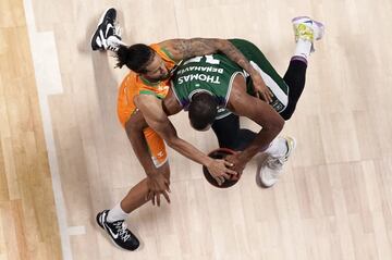 Will Thomas disputa un bal¨®n con Hill.