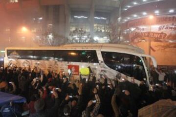 El frío y la lluvia no detuvieron a miles de aficionados que quisieron arengar al Real Madrid en su llegada al Bernabéu.