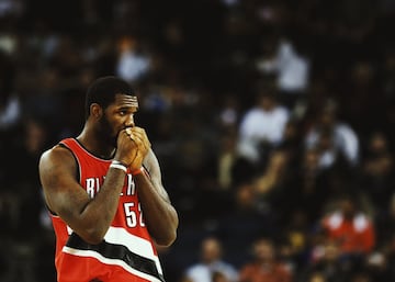 Una de las historias más tristes del siglo XXI. Leyenda en Ohio State, fue elegido en el Draft de la NBA de 2007 en la primera posición por Portland Trail Blazers, equipo con el que iba a disputar la temporada 2007-08 pero una lesión sufrida durante la pretemporada requirió de una intervención quirúrgica de cierta importancia, lo dejó fuera durante toda la temporada. Dos años después, tenía que parar del todo por las lesiones y solo volvió brevemente en la 2013-14, con los Heat. Apenas 105 partidos y 66 titularidades para una promesa eterna que se quedó en eso.