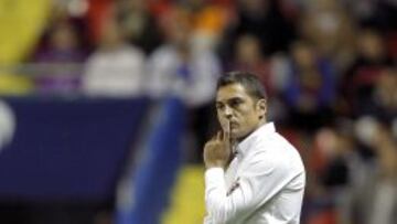 El técnico del UD Almeria, Francisco Rodríguez, en su partido ante el Levante, de la décima jornada de Liga en Primera División, disputado esta tarde en el estadio Ciutat de València.