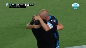 El abrazo de Lisandro con el 'Chacho' tras el primer gol