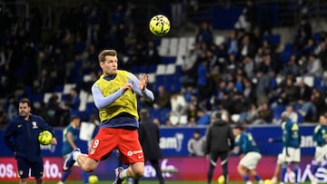 Atletico Madrid's Norwegian forward #09 Alexander Sorloth heads the ball during warm-up before the Spanish league football match between Real Oviedo and Club Atletico de Madrid at Carlos Tartiere Stadium in Oviedo on February 28, 2026. (Photo by ANDER GILLENEA / AFP)