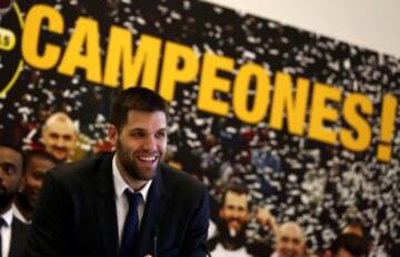 El nuevo Campeón visitó el Ayuntamiento y la sede de la Comunidad de Madrid para ofrecer la Copa del Rey a todos los aficionados. Felipe Reyes.