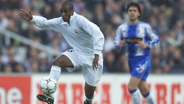 Fl&aacute;vio Concei&ccedil;ao controla un bal&oacute;n ante el Espanyol en 2002