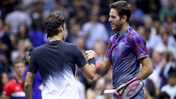 Juan Martin del Potro saluda a Roger Federer despu&eacute;s de ganarle en el encuentro de cuartos de final del US Open en el USTA Billie Jean King National Tennis Center de Flushing Meadows de Nueva York.