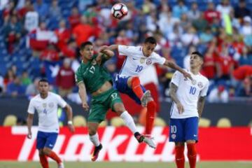 Futbol, Chile v Bolivia.
Copa America centenario 2016.
El jugador de la seleccion chilena Fabian Orellana, derecha, disputa el balon con Marvin Bejarano de Bolivia durante el partido del grupo D de la Copa America Centenario en el estadio Gillette de Foxborough, Estados Unidos.
10/06/2016
Andres Pina/Photosport***********