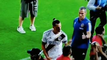 Lamentable: el feo gesto que Ibra le hizo a un hincha rival