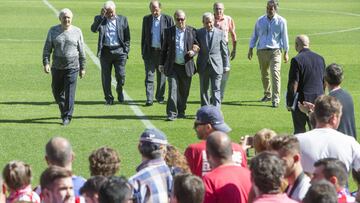 Los veteranos que jugaron el primer partido del Calderón, con Luis Aragonés Jr.
