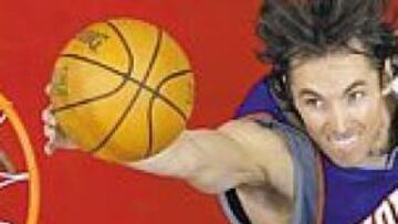 <b>ESTE CHICO ES UN DEMONIO. </b>Con esa fiereza ataca el aro Steve Nash, el hombre que admira a Zidane y que ha hecho de la asistencia un arte: tanto o más que Magic Johnson.