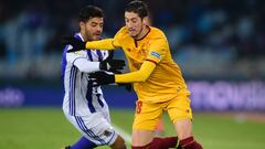 Sergio Escudero y Carlos Vela pugnan por un bal&oacute;n durante la disputa del partido de Liga de la temporada 2016/2017 entre Real Sociedad y Sevilla en el estadio de Anoeta.