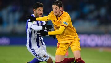 Sergio Escudero y Carlos Vela pugnan por un balón durante la disputa del partido de Liga de la temporada 2016/2017 entre Real Sociedad y Sevilla en el estadio de Anoeta.