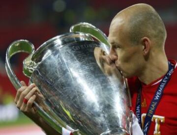 Robben besando el trofeo.