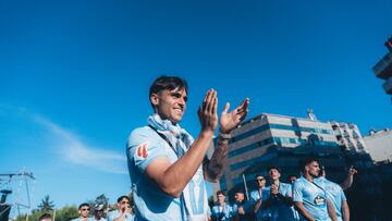 Miguel Román durante la celebración en Plaza de América por la clasificación europea.