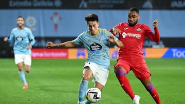 Franco Cervi intenta superar a Jordan Amavi durante el partido entre el Celta y el Getafe.