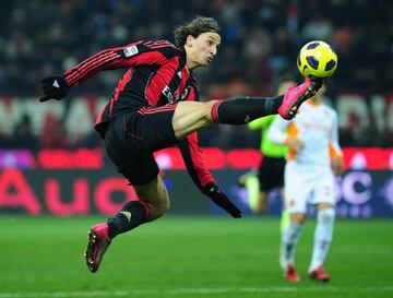 Llegó cedido al Milan en 2010 con el compromiso del traspaso a final de temporada por 24M€. En su primera etapa en el club italiano consiguió 1 Liga y 1 Supercopa de Italia.