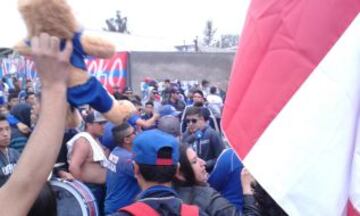 Miles de hinchas llegaron hasta el CDA para alentar a los jugadores.