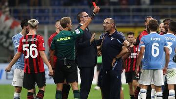 MILÁN, ITALIA - 12 DE SEPTIEMBRE: El árbitro Daniele Chiffi muestra la tarjeta roja amarilla al entrenador del SS Lazio Maurizio Sarri al final del partido de Serie A entre el AC Milán y el SS Lazio en el Stadio Giuseppe Meazza el 12 de septiembre de 2021