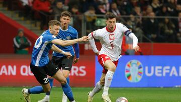 Poland's forward #09 Robert Lewandowski (R) controls the ball during the UEFA EURO 2024 qualifier play-off semi-final football match Poland v Estonia at PGE Narodowy stadium in Warsaw, Poland on March 21, 2024. (Photo by Wojtek Radwanski / AFP)