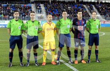 Partido Eibar-Sporting de Gijón. El árbitro Carlos Velasco Carballo arropado por los capitanes Lora y Dani García, los asistentes, Roberto Alonso Fernández y Marcos Álvarez Moreno y el cuarto árbitro Mario López Fernández-Montes.