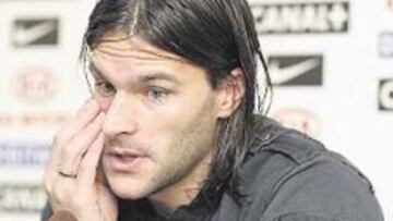 <b>GRACIAS. </b>"Agradezco al Calderón y a mis compañeros", comenzó Leo su rueda de prensa; "el minuto de silencio por mi padre, lo viví por la tele; a Bianchi, por la posibilidad de quedarme allá cuanto necesitara; a Antonio Sanz, por estar siempre ahí y a Cerezo, por acompañarme el día de la noticia".