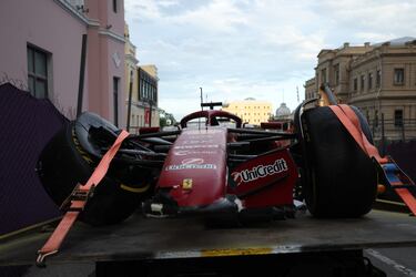 El Ferrari amarrado a la grúa en Bakú.
