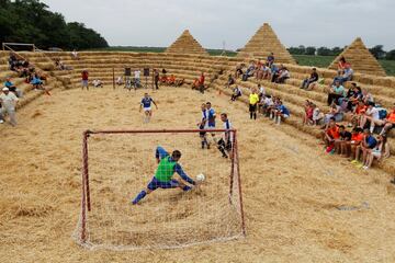 Torneo de fútbol entre equipos de aficionados locales en un estadio hecho de paja llamado Zenit Arena, en el asentamiento de Krasnoye en la región de Stavropol, Rusia.