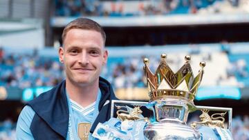 Sergio Gómez ganando la Champions en el City