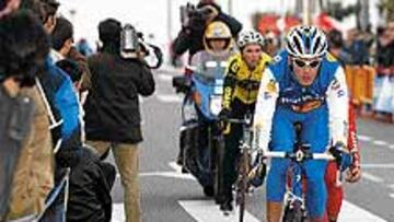 <b>EL VENCEDOR.</B> El madrileño Pablo Lastras rueda hacia el triunfo.