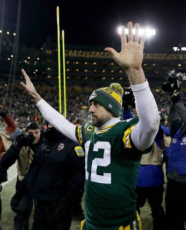 Packers, Steelers advance with home playoff romps