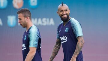 Los centrocampistas del Barcelona, Arthur Melo y Arturo Vidal, durante un entrenamiento.