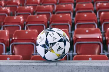 Ya conocemos el diseño del balón de la Champions, que cuenta con un gráfico en color amarillo y azul que hace referencia al estadio de Kiev donde se disputará la final y mantiene el diseño de estrellas inspirado en el logo de la UCL.