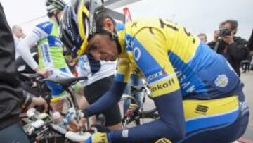 GRA002 SANTANDER, 01/06/2014.- El ciclista Alberto Contador firma la bicicleta de un ciclista antes de la IV Marcha Clicoturista, que organiza la asociacion que lleva su nombre.