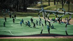 Los 16 estadios de fútbol más extraños del mundo