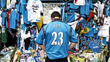 <B>MÁS HOMENAJES</B>. Los hinchas del Manchester City siguen recordando a Foe.