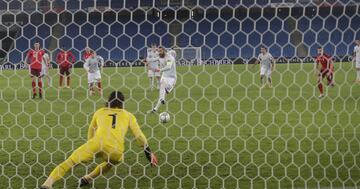 Yann Sommer adivinó y paró el primer penalti lanzado por Sergio Ramos.