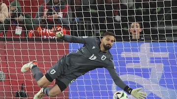 Georgia's goalkeeper #12 Giorgi Mamardashvili saves a penalty in the penalty shoot-out during the UEFA EURO 2024 qualifying play-off final football match between Georgia and Greece in Tbilisi on March 26, 2024. (Photo by Giorgi ARJEVANIDZE / AFP)