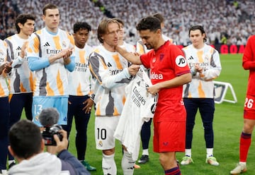 El jugador del Real Madrid, Luka Modric, ha encabezado el homenaje a Jesús Navas haciéndole entrega de una camiseta con la firma de todos los jugadores madridistas. 