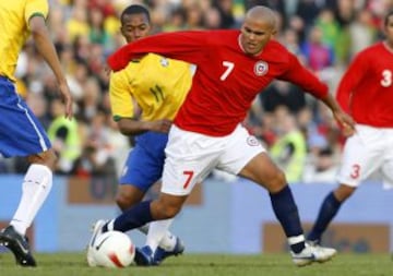 Humberto Suazo: El delantero de Colo Colo, defendiendo a la selección le marcó 3 goles a Brasil.