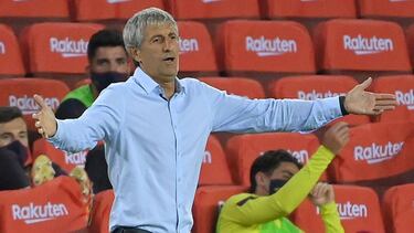 Quique Setién, en la banda, y Arthur, en la grada.