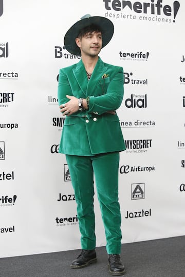 Polo Nández posando en la alfombra verde de los Premios Dial 2023.