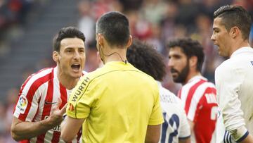 Aduriz protesta airadamente al colegiado en el último encuentro ante el Real Madrid en San Mamés.